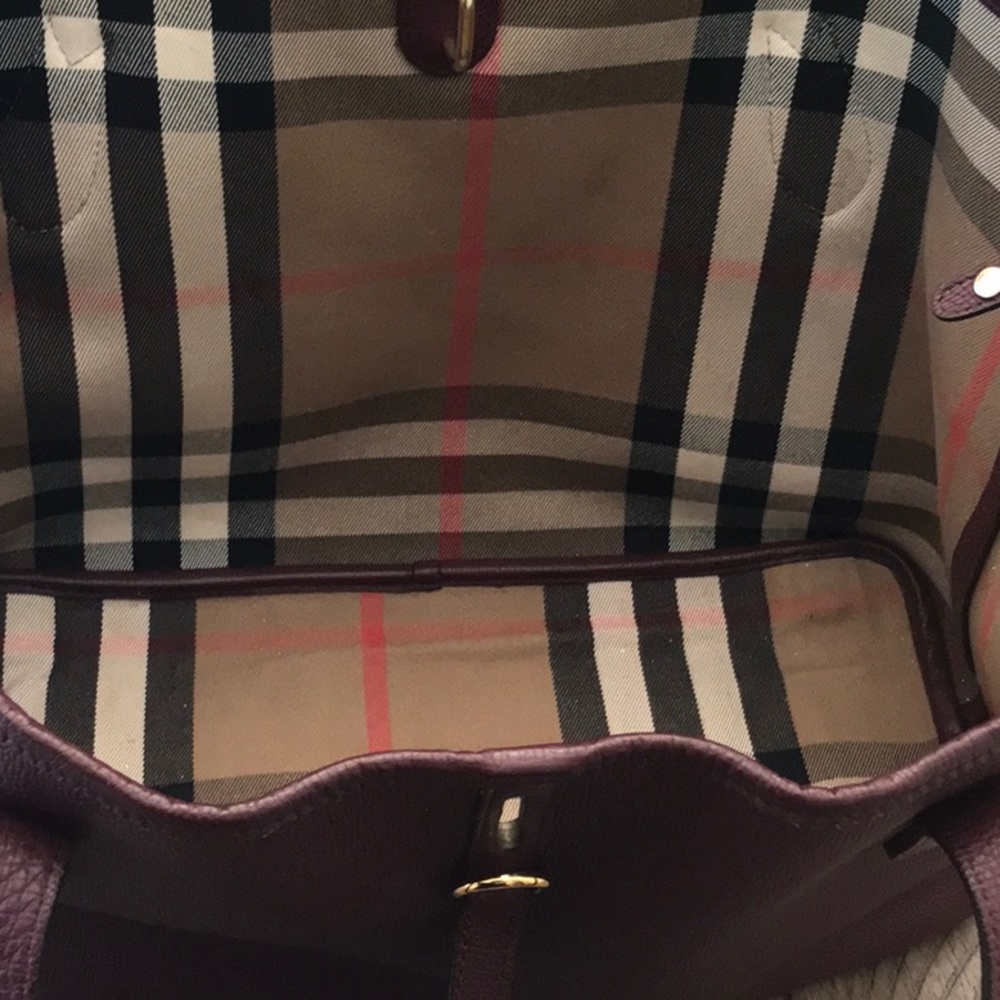 Versatile tote bag can be worn in two styles. Comes with wallet and wristlet - Picture 4 of 16